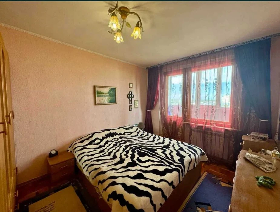 I am selling a cheap 3-room apartment in the Oleksiyivka district.