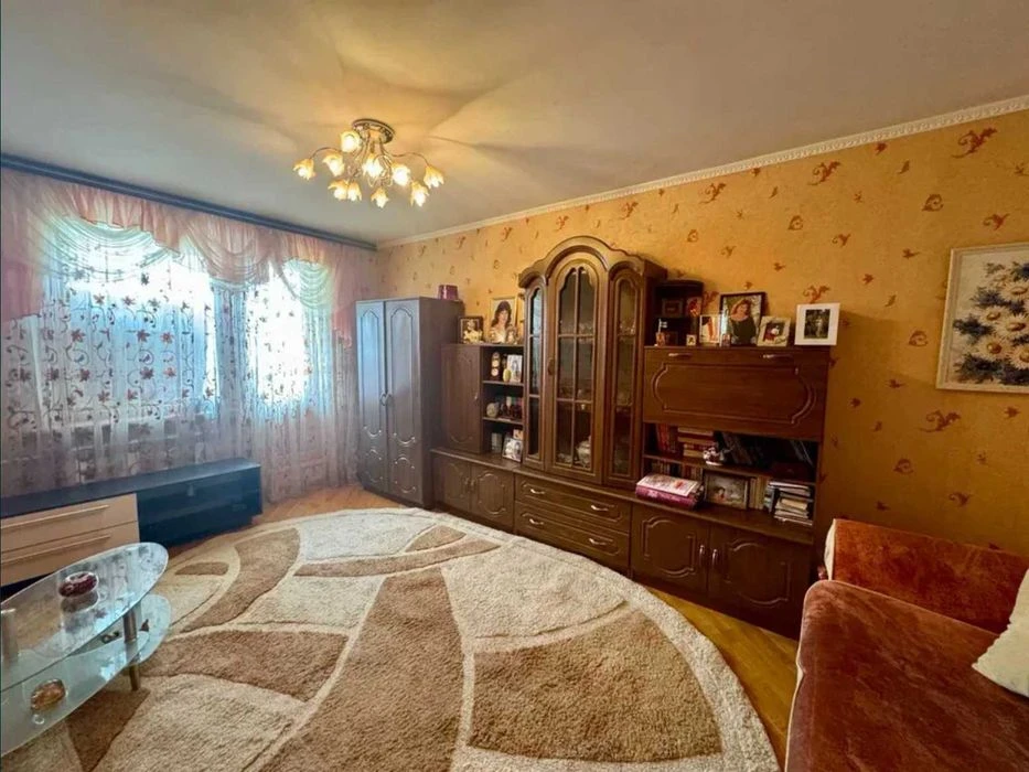 I am selling a cheap 3-room apartment in the Oleksiyivka district.