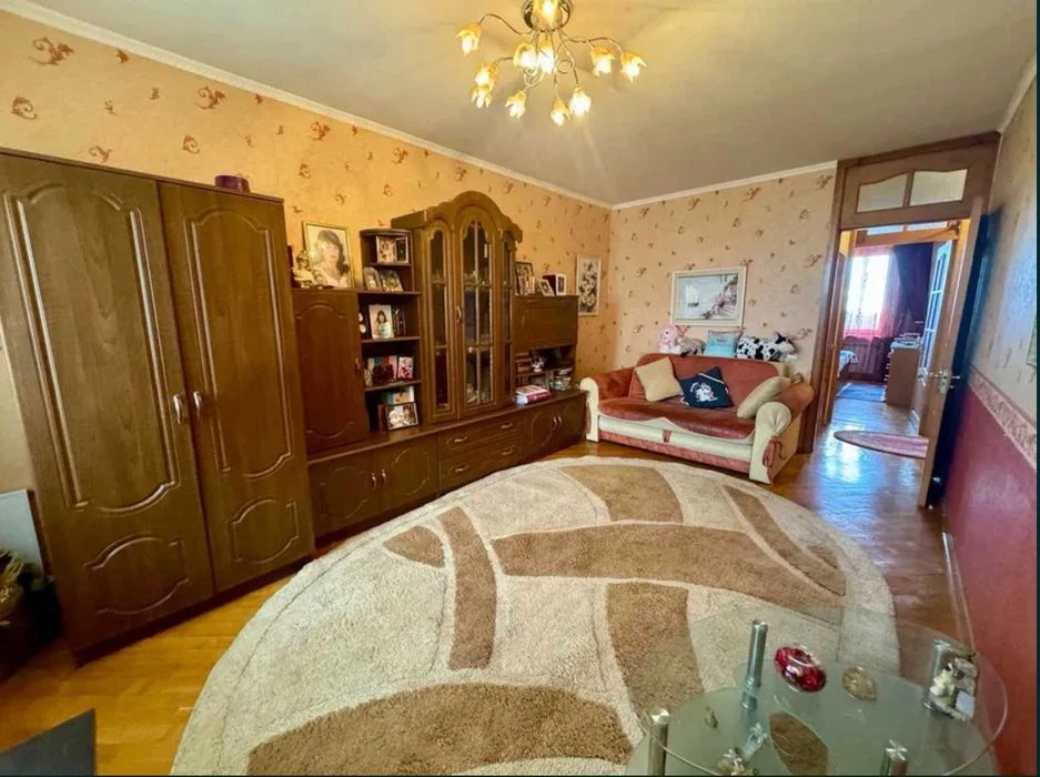 I am selling a cheap 3-room apartment in the Oleksiyivka district.