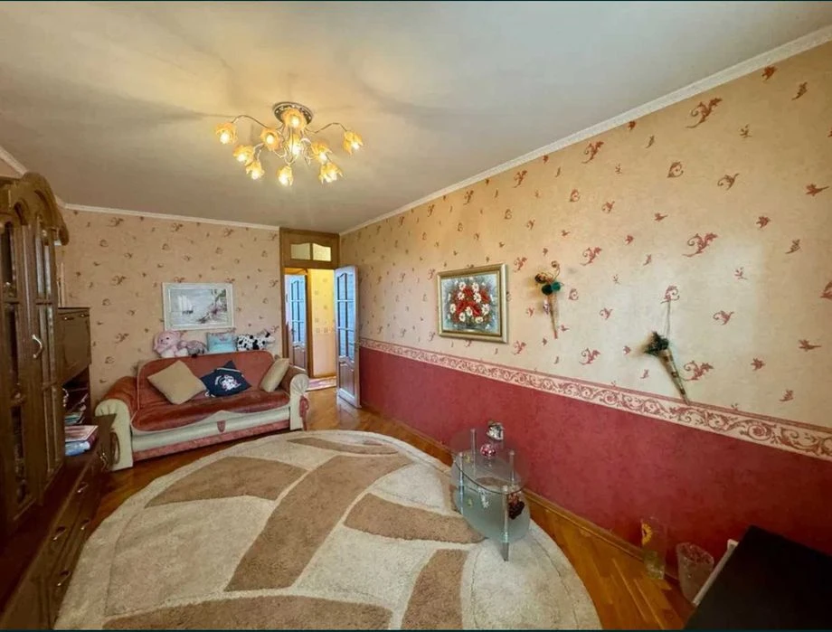 I am selling a cheap 3-room apartment in the Oleksiyivka district.