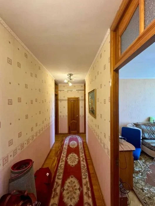 I am selling a cheap 3-room apartment in the Oleksiyivka district.