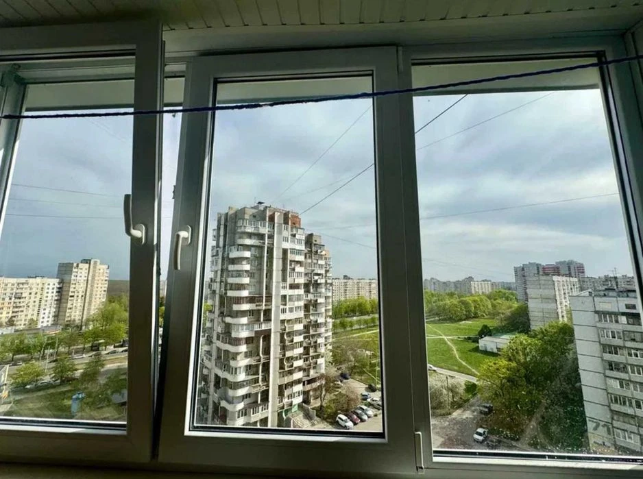 I am selling a cheap 3-room apartment in the Oleksiyivka district.