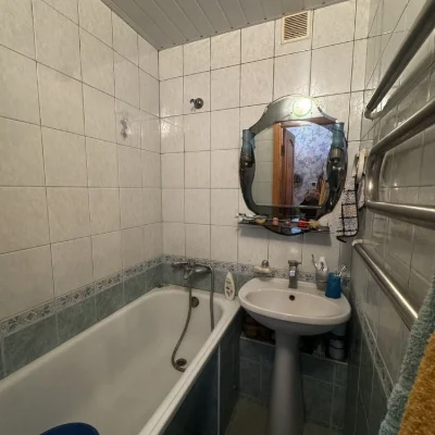 I am selling a cheap 3-room apartment in the Oleksiyivka district.