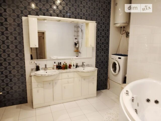 Продажа 3к квартиры 100 кв. м на бульв. Николая Михновского 14-