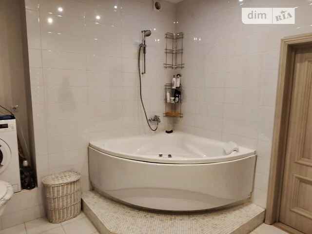 Продажа 3к квартиры 100 кв. м на бульв. Николая Михновского 14-