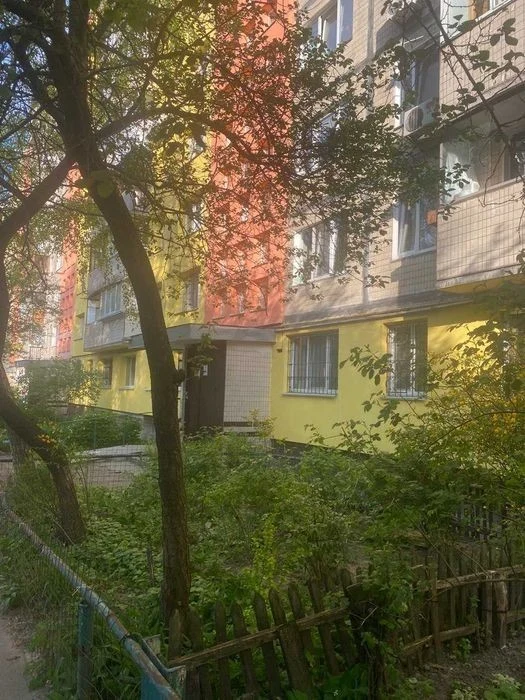 3 rooms, 16 Holosiivska St., Holosiivska metro station