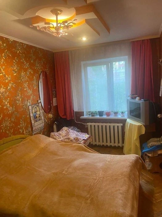 3 rooms, 16 Holosiivska St., Holosiivska metro station
