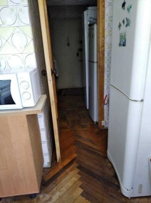 3 rooms, 16 Holosiivska St., Holosiivska metro station