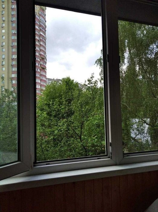 3 rooms, 16 Holosiivska St., Holosiivska metro station