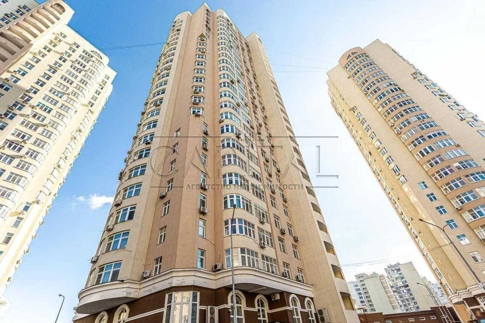 Sale of a new 108 m² apartment with designer renovation