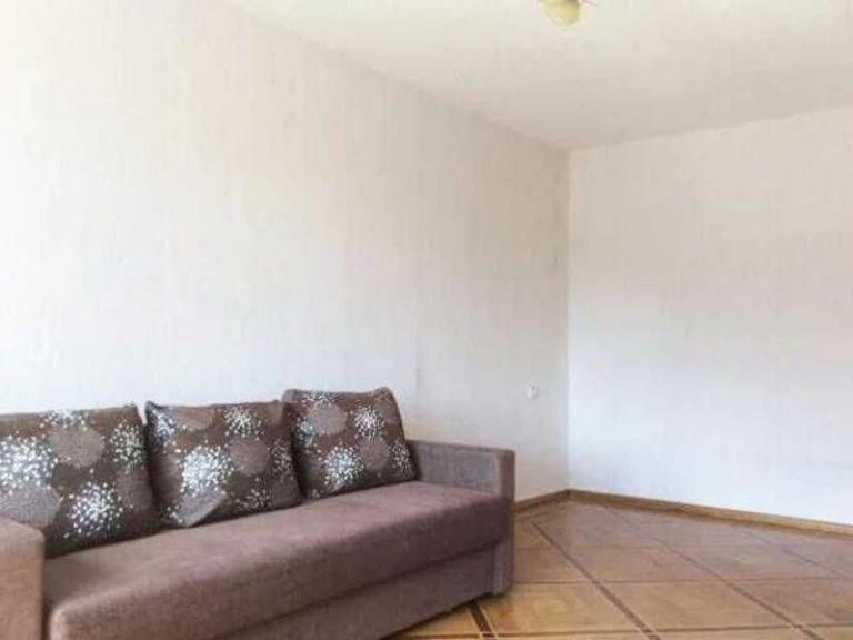 One-room apartment for sale at the New Houses communal market.