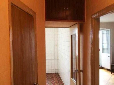 One-room apartment for sale at the New Houses communal market.