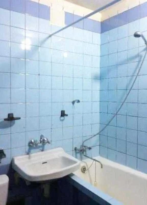 One-room apartment for sale at the New Houses communal market.