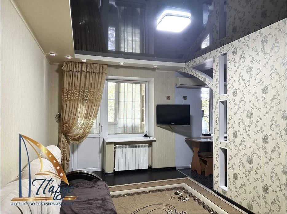 2-room shopping center "Ukraine" Yakov Novytsky 2/5 floor.