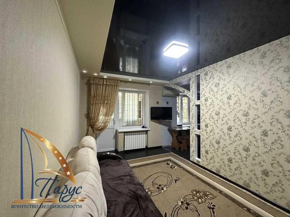 2-room shopping center "Ukraine" Yakov Novytsky 2/5 floor.