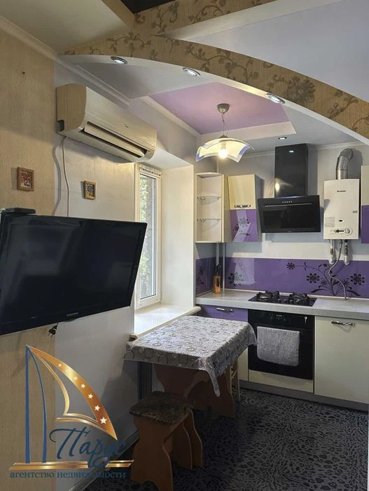 2-room shopping center "Ukraine" Yakov Novytsky 2/5 floor.