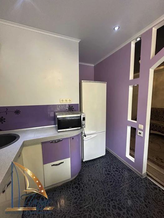 2-room shopping center "Ukraine" Yakov Novytsky 2/5 floor.