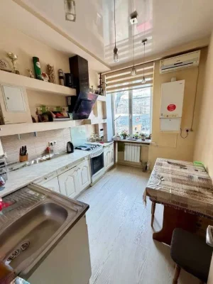 I will sell a spacious 3-room apartment in Stalinka Titov Nezalezhnosti