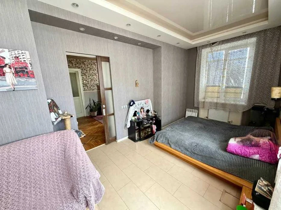 I will sell a spacious 3-room apartment in Stalinka Titov Nezalezhnosti