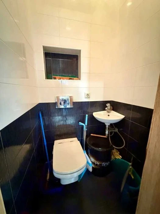 I will sell a spacious 3-room apartment in Stalinka Titov Nezalezhnosti