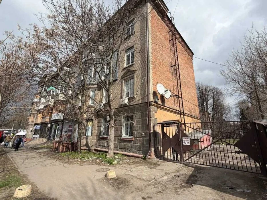 I will sell a spacious 3-room apartment in Stalinka Titov Nezalezhnosti