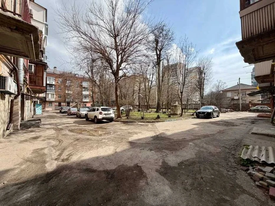 I will sell a spacious 3-room apartment in Stalinka Titov Nezalezhnosti