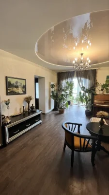 Продаж прекрасноі 5 кімнатноі квартири з ремонтом