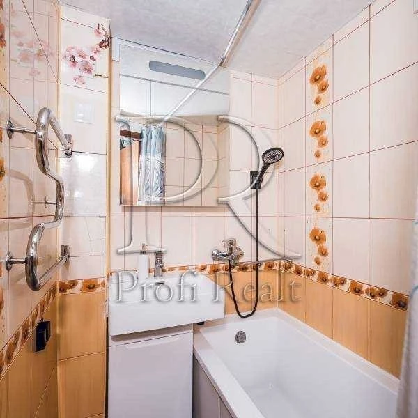 Sale of a 2-room apartment of 45 m², 21 Darnytskyi Blvd