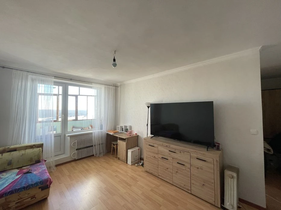 Urgent sale of a 1-room apartment on Pobely Avenue.