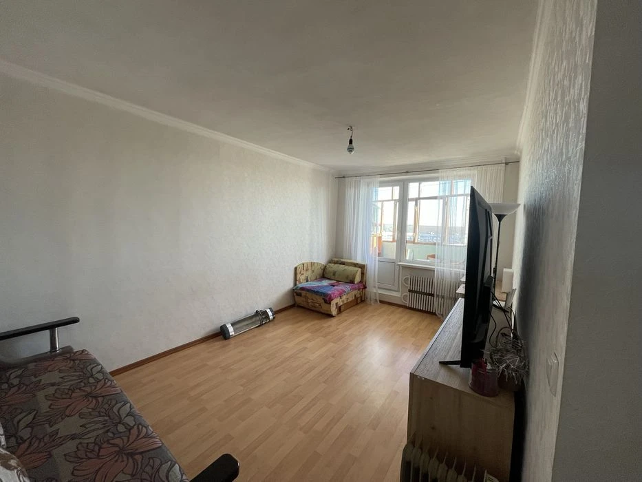 Urgent sale of a 1-room apartment on Pobely Avenue.