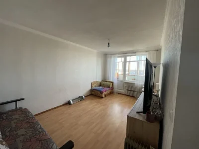 Urgent sale of a 1-room apartment on Pobely Avenue.
