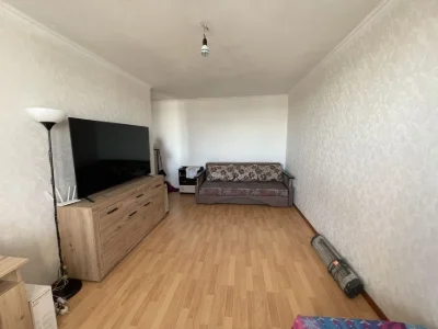 Urgent sale of a 1-room apartment on Pobely Avenue.