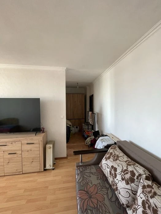 Urgent sale of a 1-room apartment on Pobely Avenue.