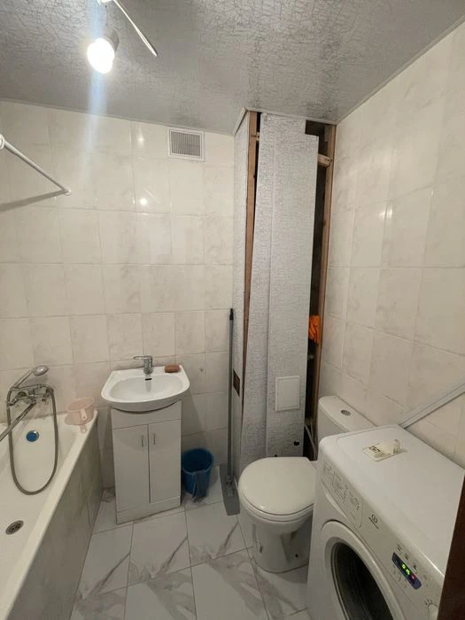 Urgent sale of a 1-room apartment on Pobely Avenue.
