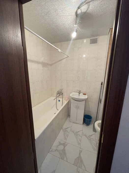 Urgent sale of a 1-room apartment on Pobely Avenue.