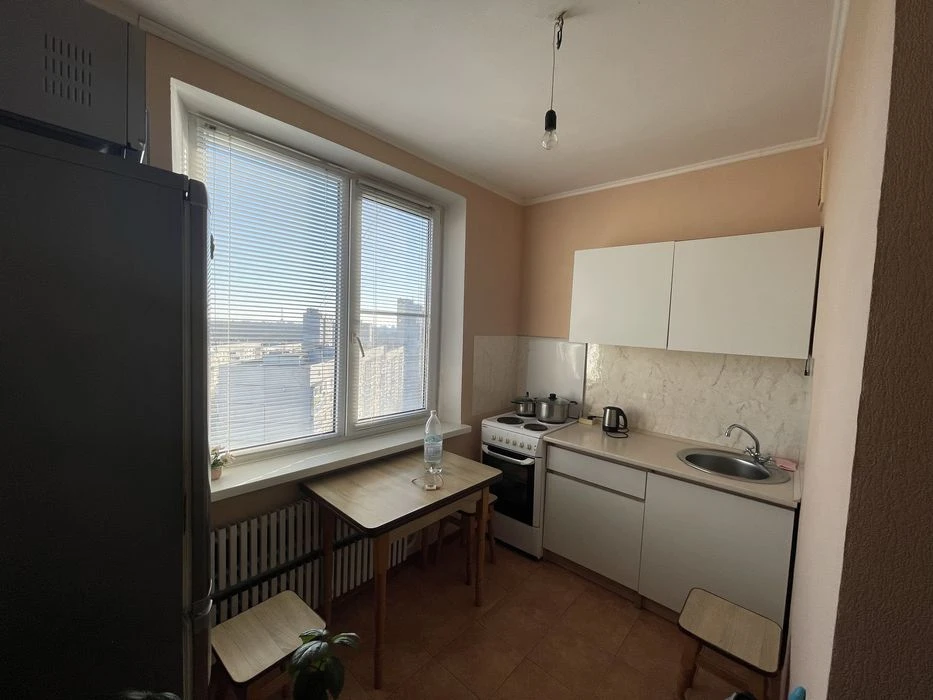 Urgent sale of a 1-room apartment on Pobely Avenue.