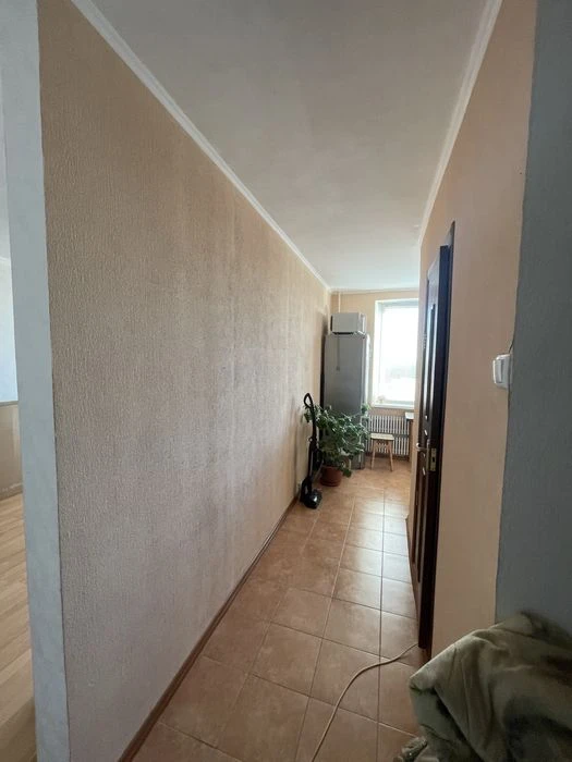 Urgent sale of a 1-room apartment on Pobely Avenue.