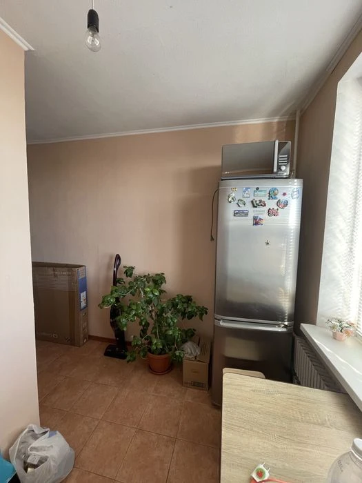 Urgent sale of a 1-room apartment on Pobely Avenue.