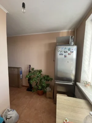 Urgent sale of a 1-room apartment on Pobely Avenue.