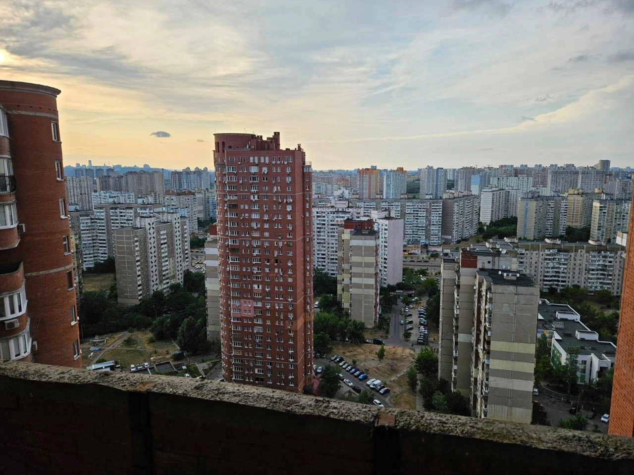 Sale of 5k apartments 175. 5 sq. m on Akhmatova Anna St.