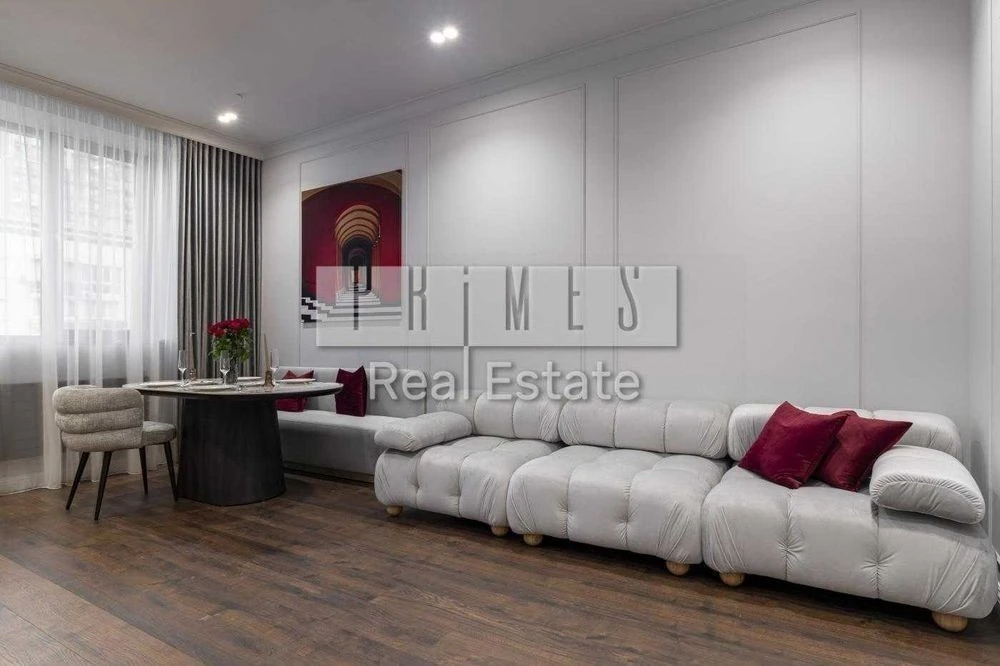 Sale of a new designer 3-room apartment, "Stalinka", Vel St.