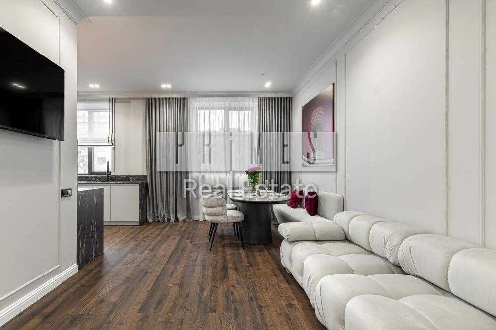 Sale of a new designer 3-room apartment, "Stalinka", Vel St.