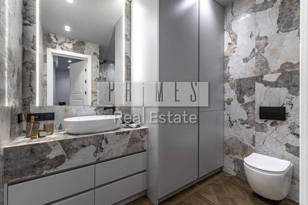 Sale of a new designer 3-room apartment, "Stalinka", Vel St.