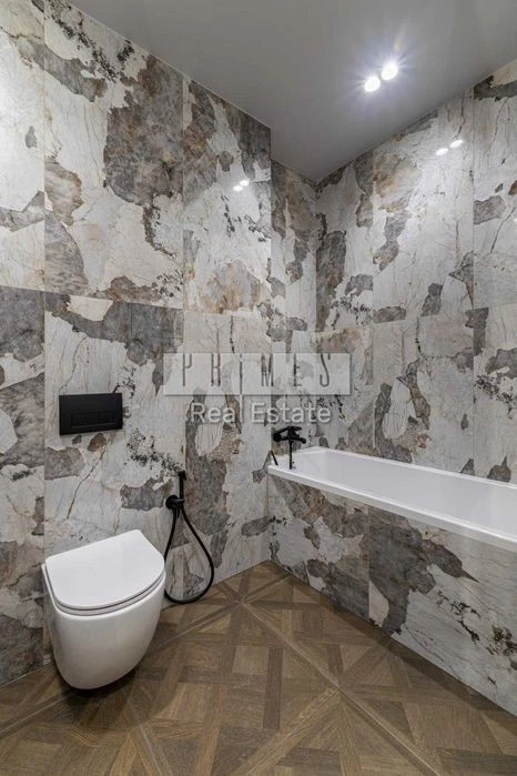 Sale of a new designer 3-room apartment, "Stalinka", Vel St.