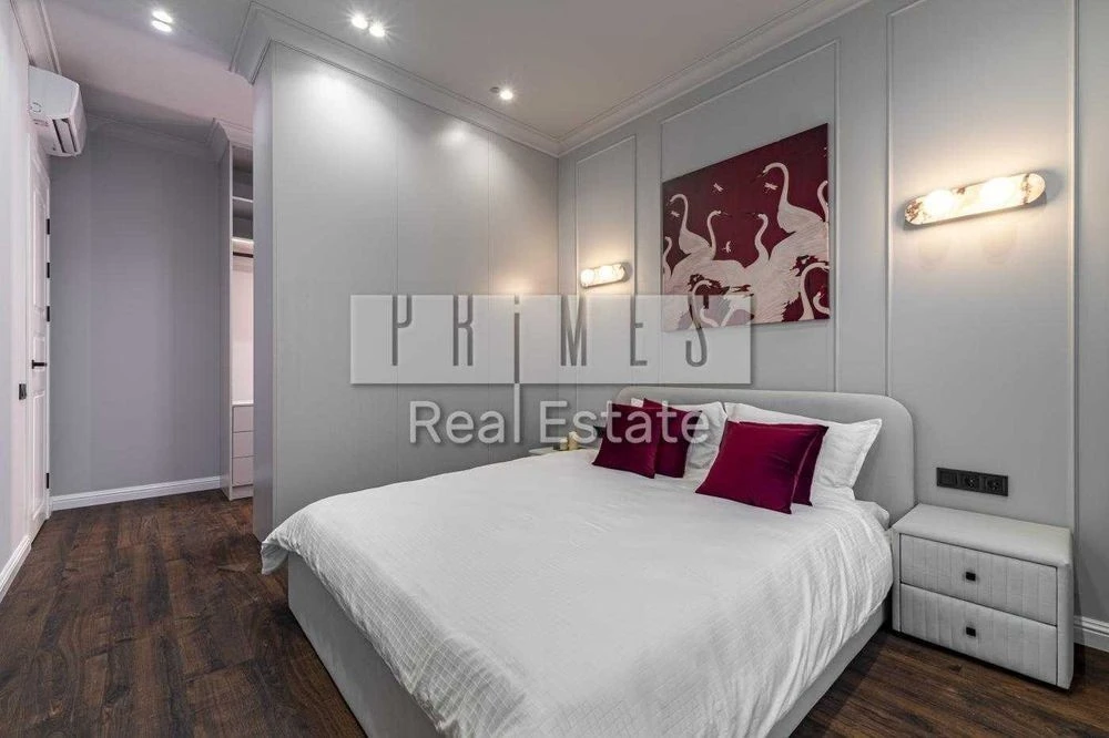 Sale of a new designer 3-room apartment, "Stalinka", Vel St.