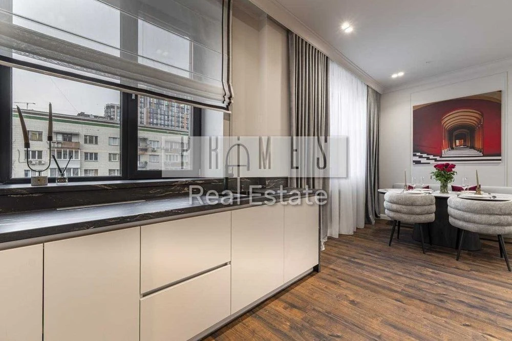 Sale of a new designer 3-room apartment, "Stalinka", Vel St.