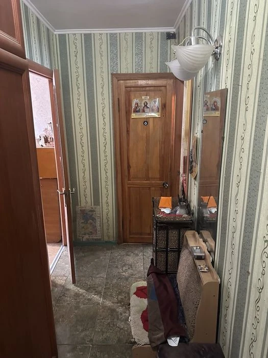 I'm selling a 2-room apartment