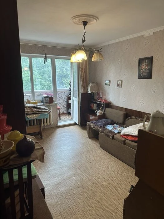 I'm selling a 2-room apartment