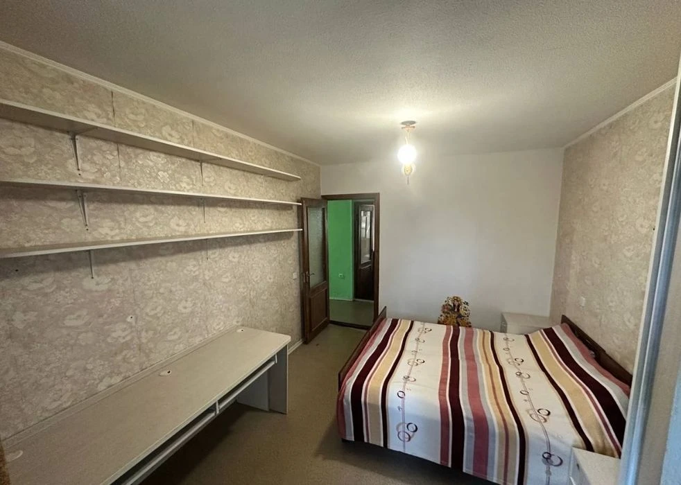 Selling a 3-room apartment on Kholodnaya Gora.