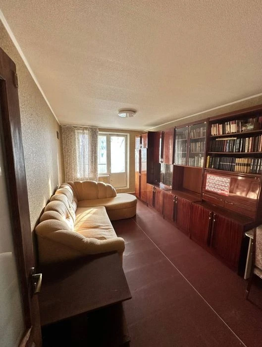 Selling a 3-room apartment on Kholodnaya Gora.